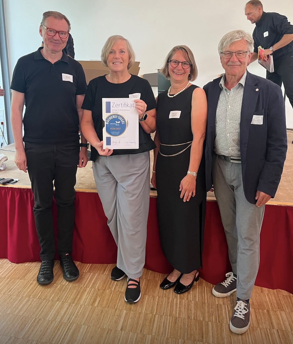 v.l.n.r. Pater Dieter Lankes, Büchereileitung Sabine Jahn, Dipl.-Bibl. Melanie Dirauf, Peter Deusel 2. Bgm. Oberhaid